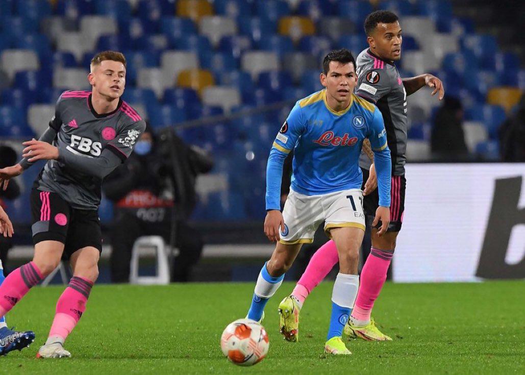 $!Chucky Lozano sufre brutal golpe en el rostro con el Napoli y sale en camilla
