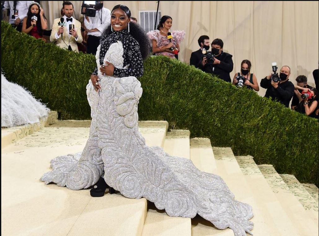 $!Extravagancia y glamour lucen los famosos que asisten al desfile del MET Gala 2021