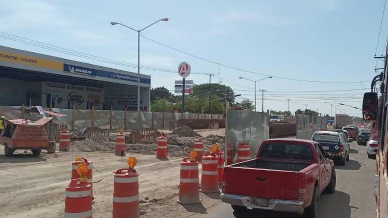 Si usted viene de la zona del CRIT Teletón hacia el panteón Renacimiento, se topará con el cierre total de la vialidad.