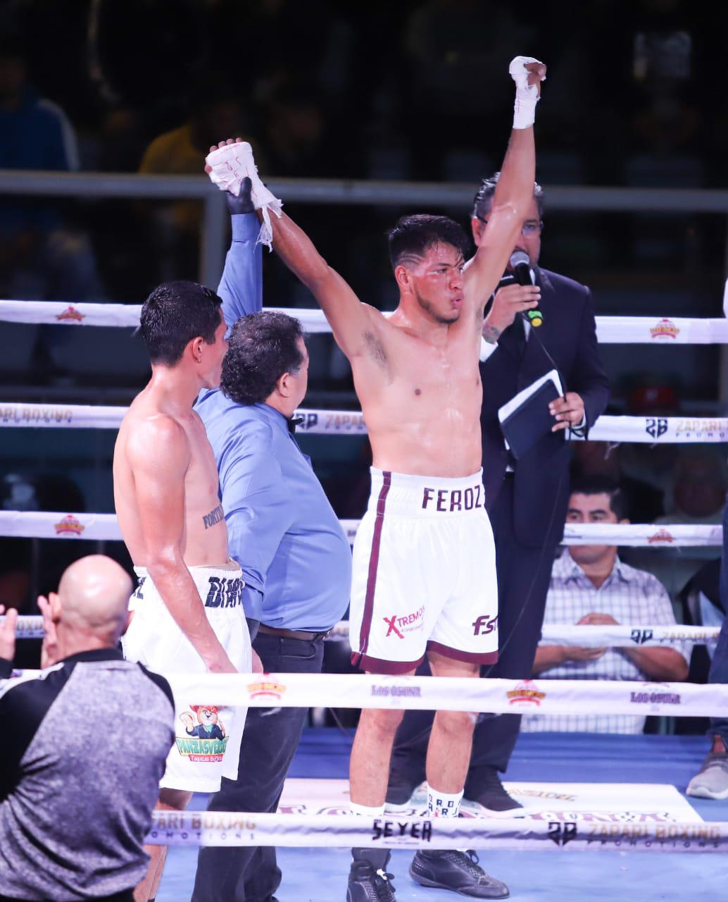 $!Feroz triunfo de Juan Estrada en velada de box Sangre Nueva 2