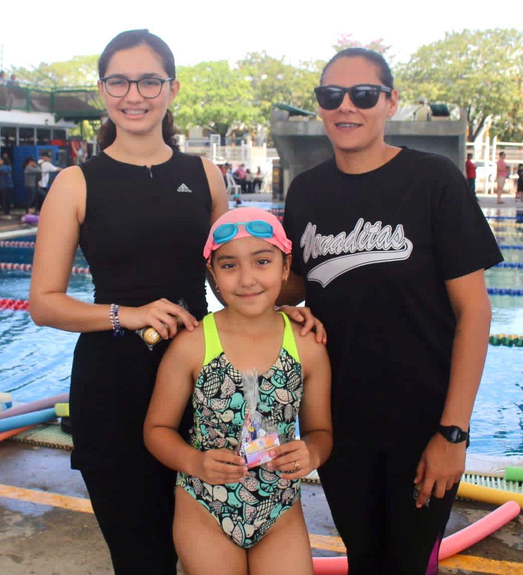 $!Rompe ‘Montse’ barreras como instructora de natación