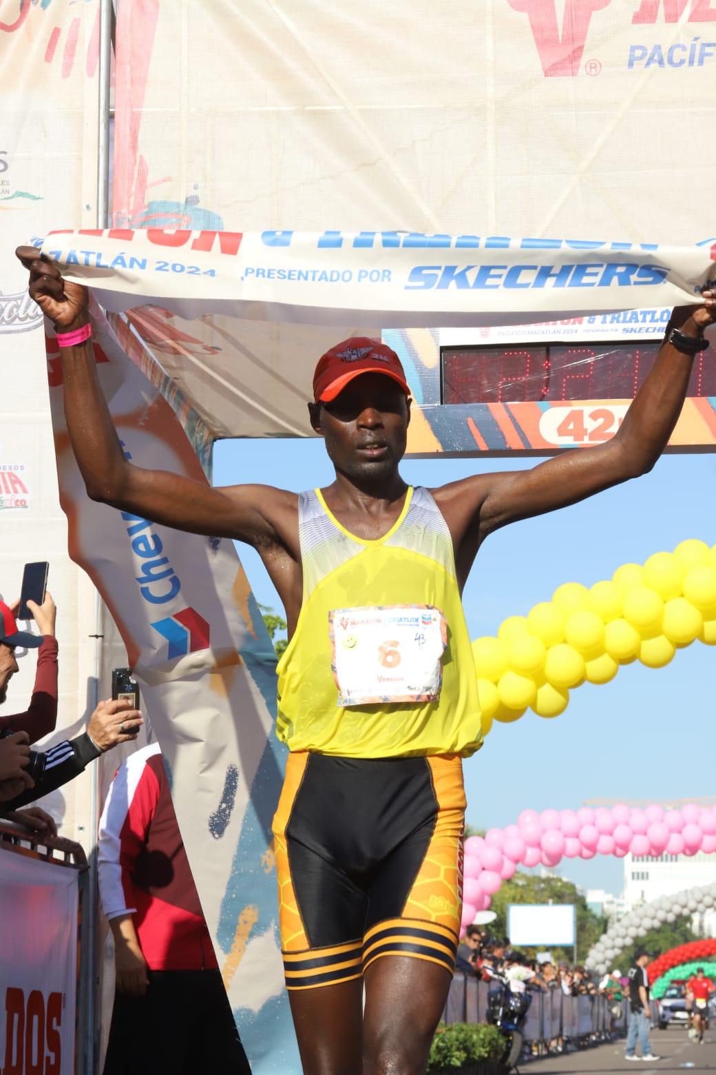 $!Keniata Geoffrey Kenisi Bundi se consagra campeón en los 42K del Gran Maratón Pacífico