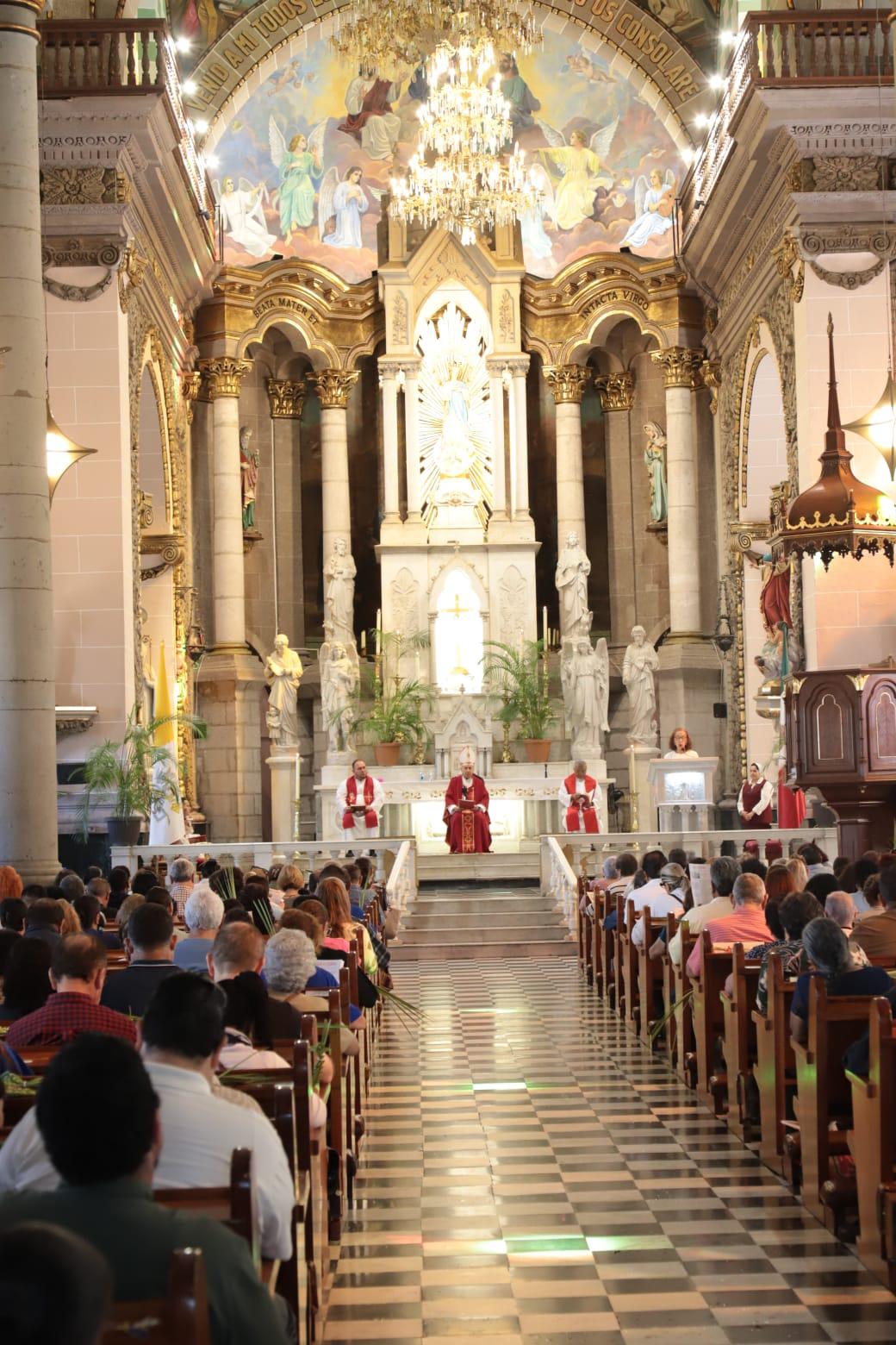 $!Encabeza Obispo de Mazatlán bendición de palmas en Catedral este Domingo de Ramos