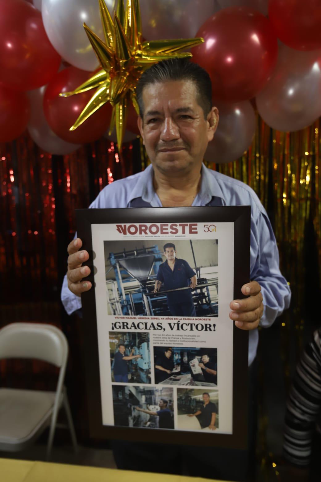 $!Víctor Manuel Heredia Zepeda, mejor conocido como “El hermano”, con su reconocimiento.
