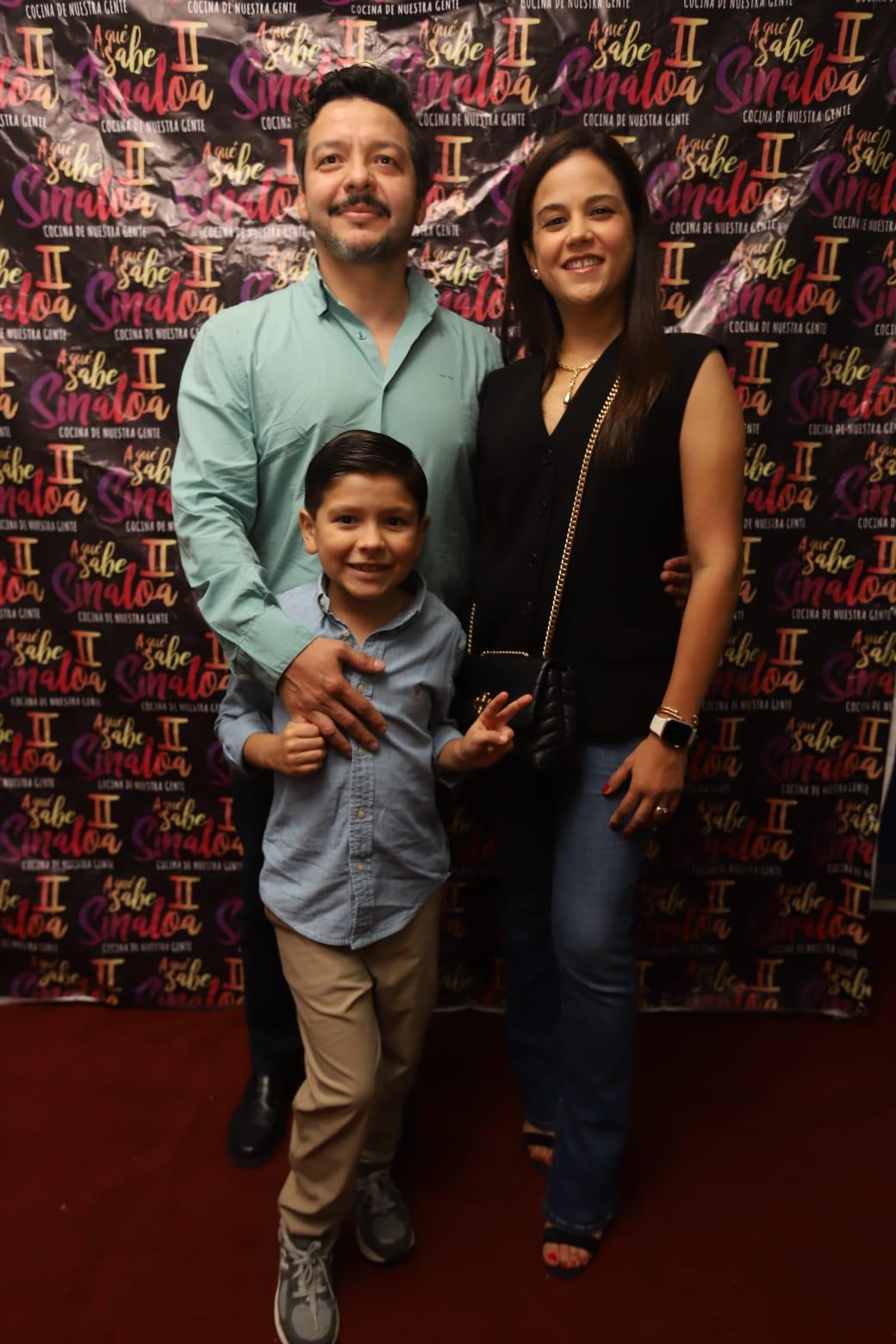 $!Adrián López Ortiz e Ilsa Denisse Cárdenas con su pequeño Adrián.