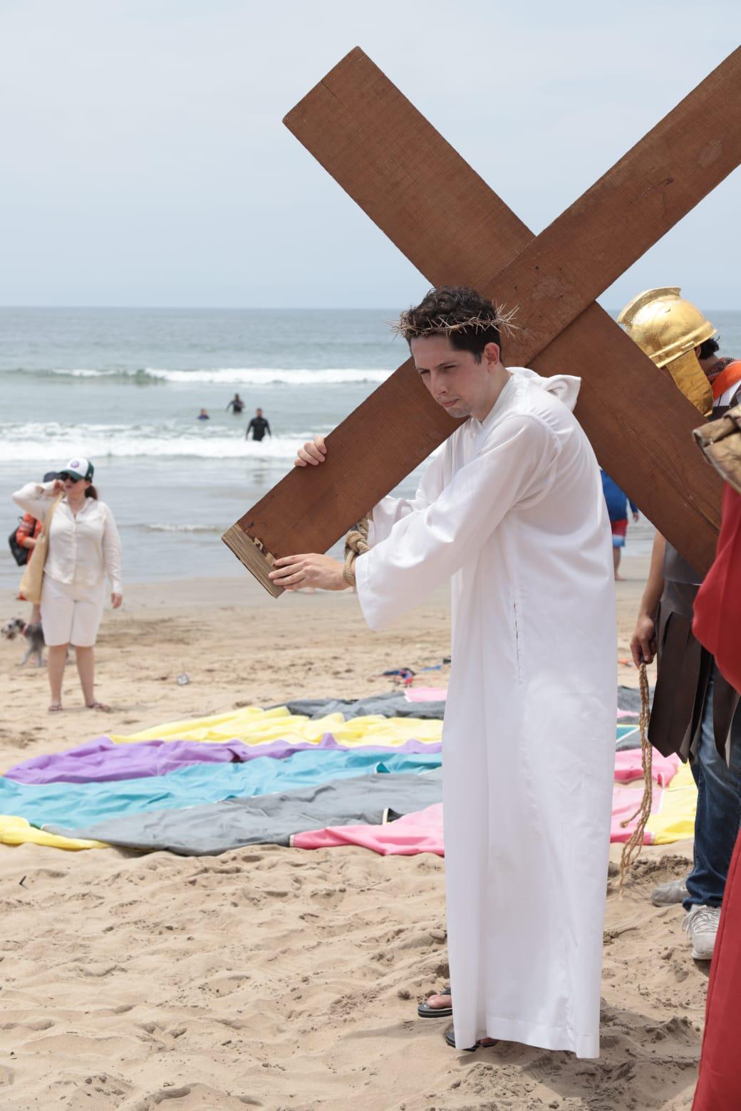 $!‘Padre te pido piedad por Sinaloa’, proclaman en Viacrucis por la playa de Mazatlán