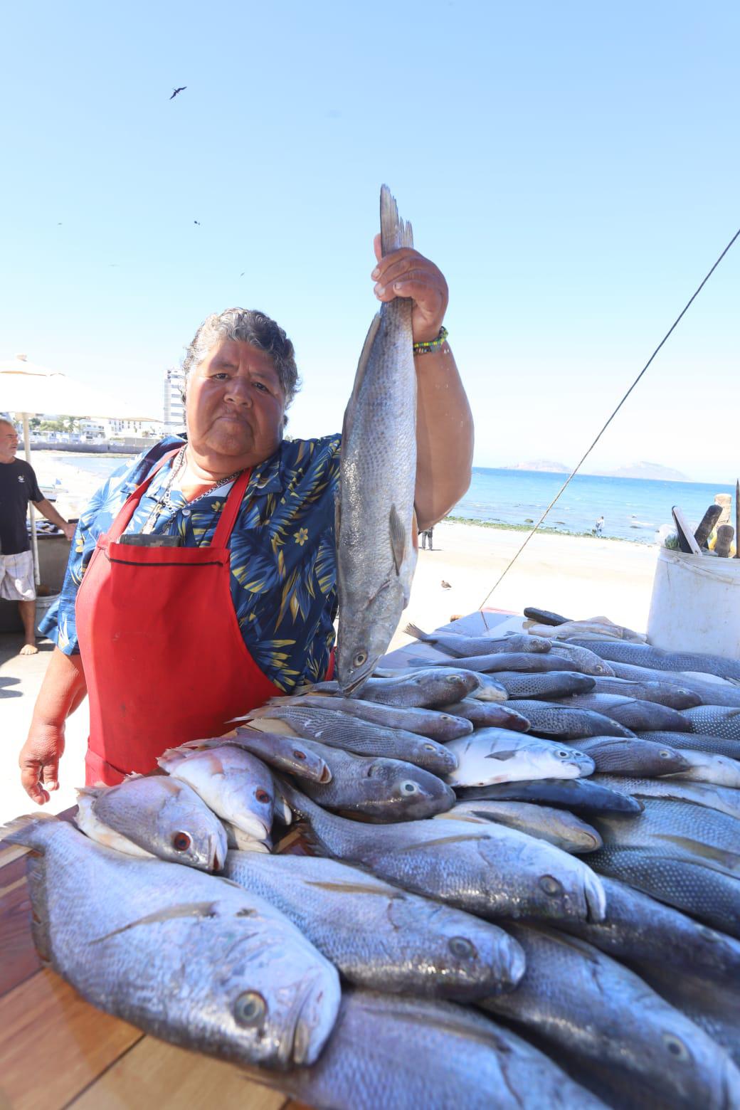 $!Lamentan nulo repunte de venta de pescados y mariscos en Playa Norte