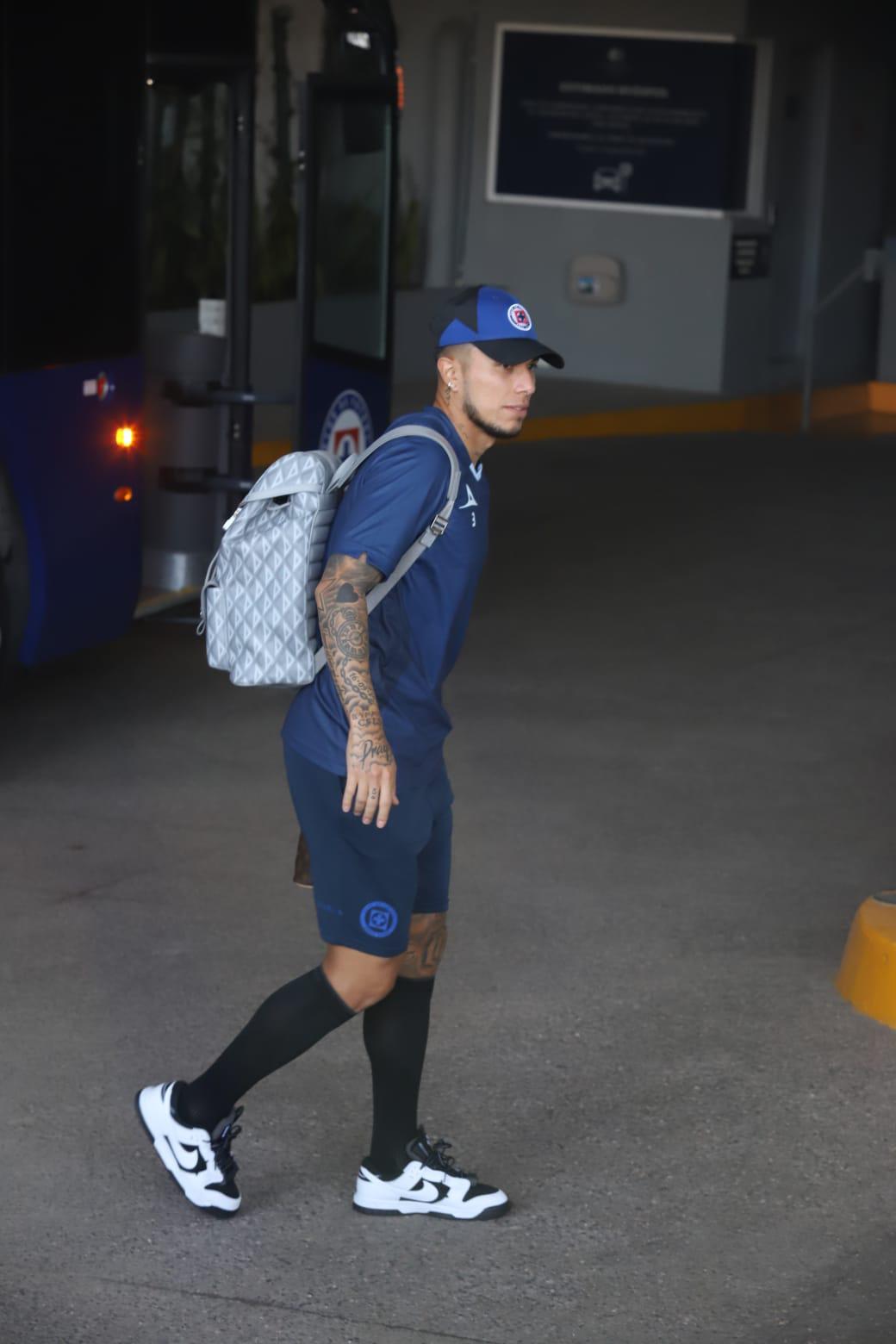 $!Pese a mal paso, Cruz Azul recibe apoyo de su afición al llegar a Mazatlán