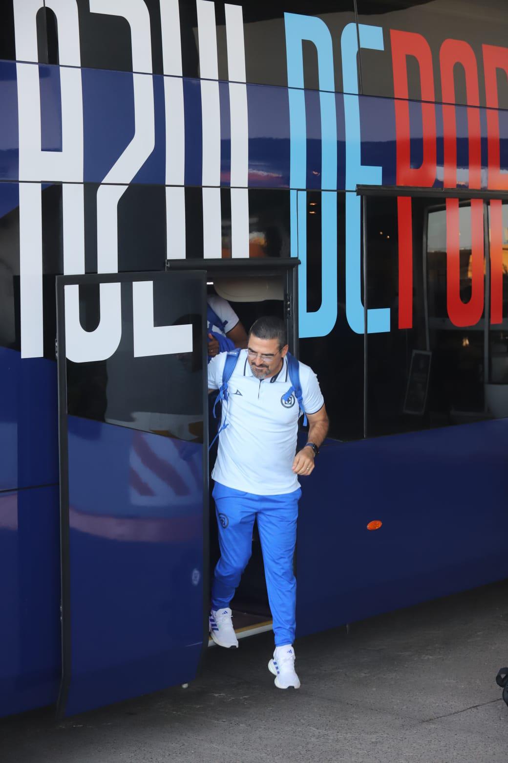 $!Pese a mal paso, Cruz Azul recibe apoyo de su afición al llegar a Mazatlán