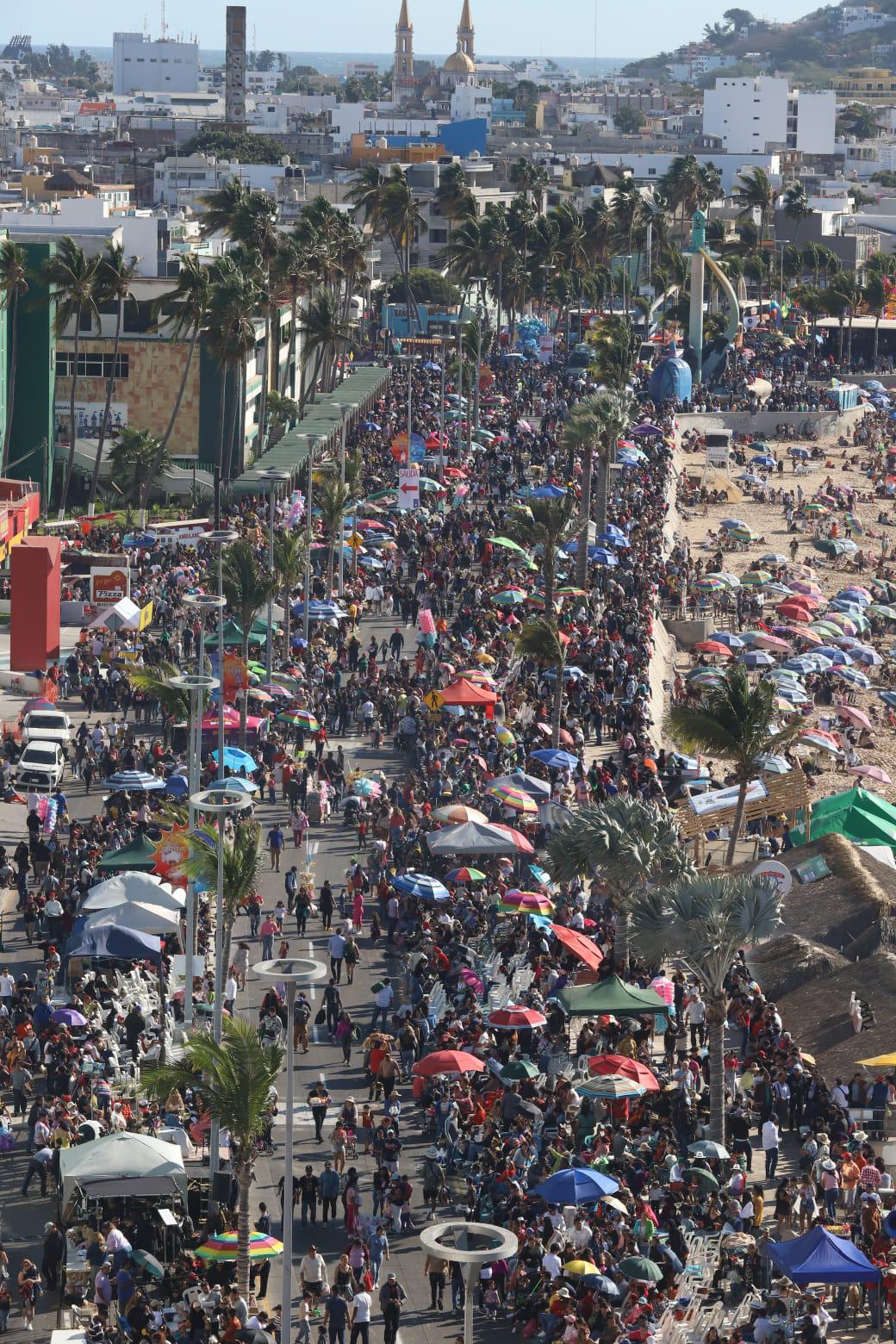 $!#Galería | Malecón de Mazatlán se muestra abarrotado y listo para que inicie la algarabía del desfile