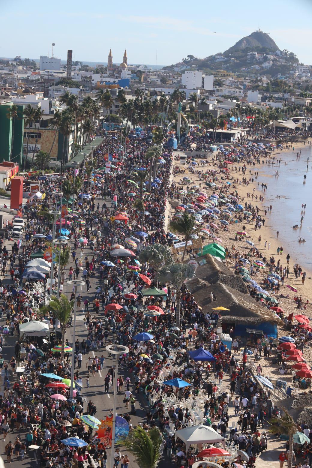 $!#Galería | Malecón de Mazatlán se muestra abarrotado y listo para que inicie la algarabía del desfile