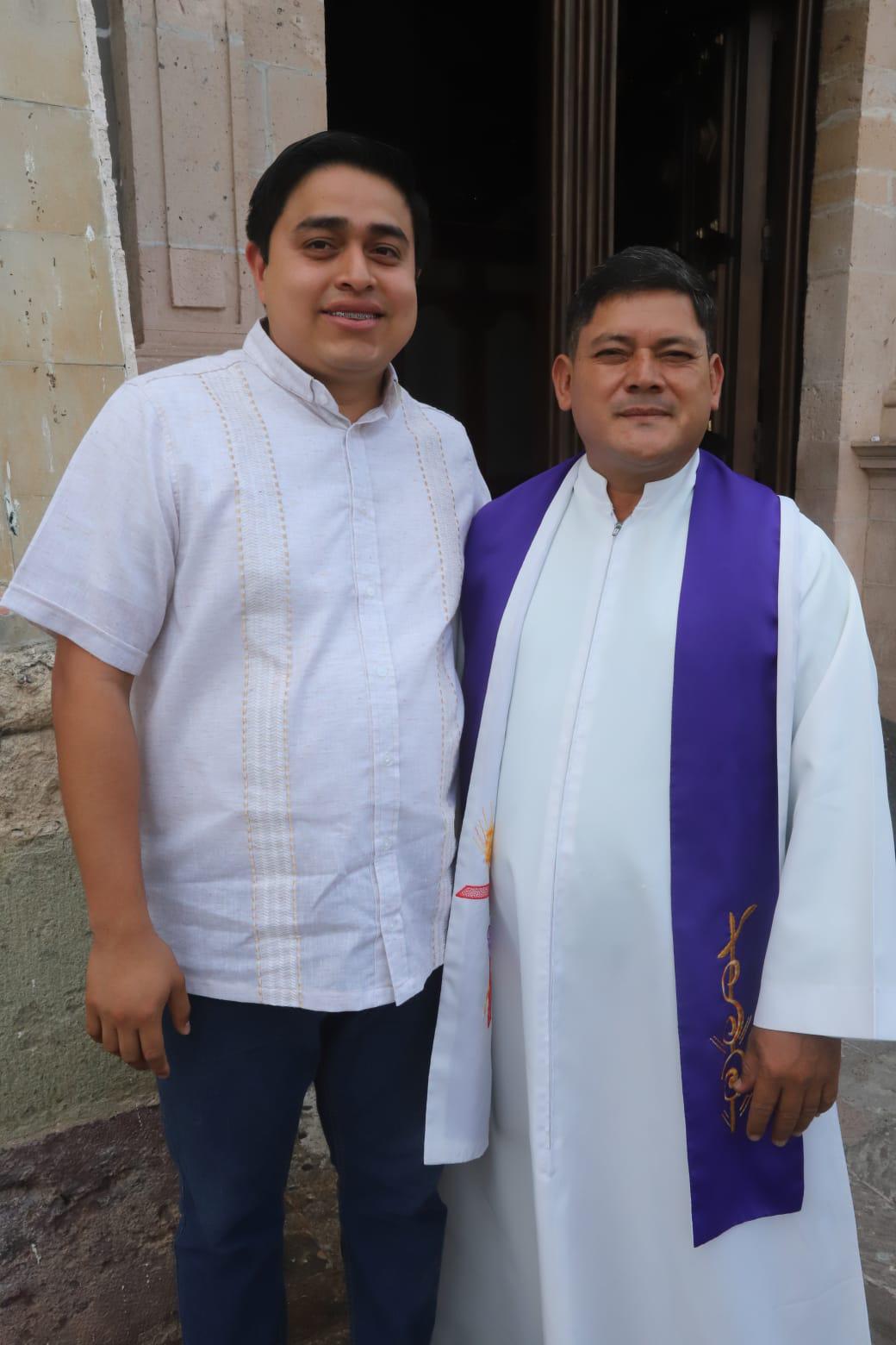 $!Los sacerdotes Juan Pablo Santos y Octavio Mondaca.