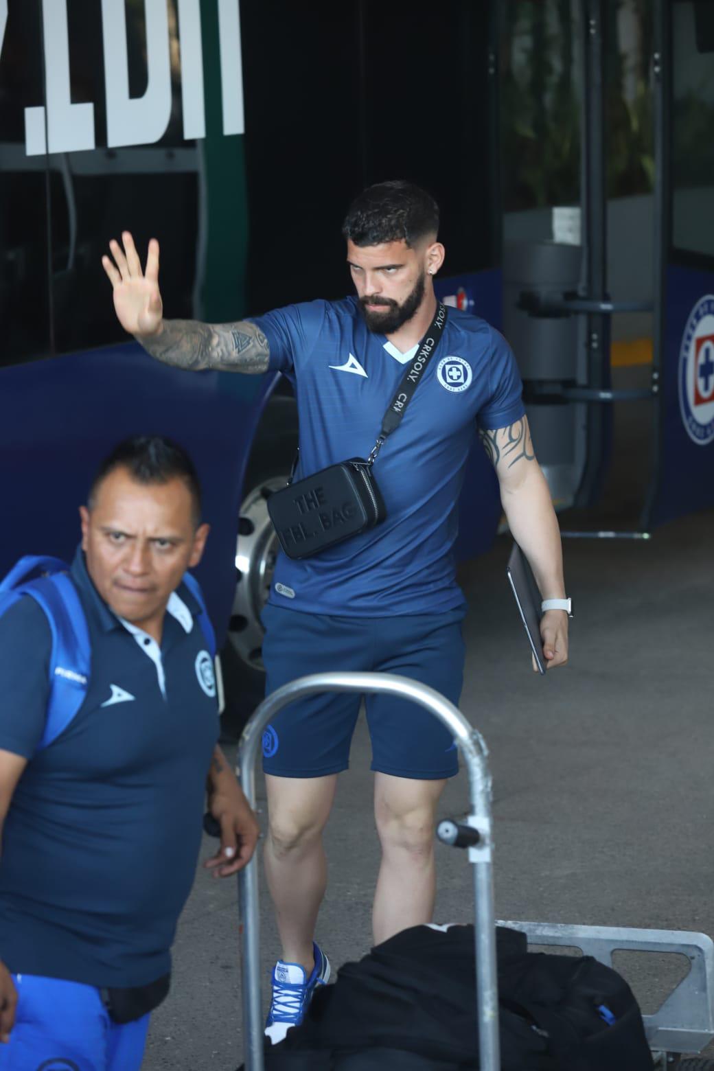 $!Pese a mal paso, Cruz Azul recibe apoyo de su afición al llegar a Mazatlán