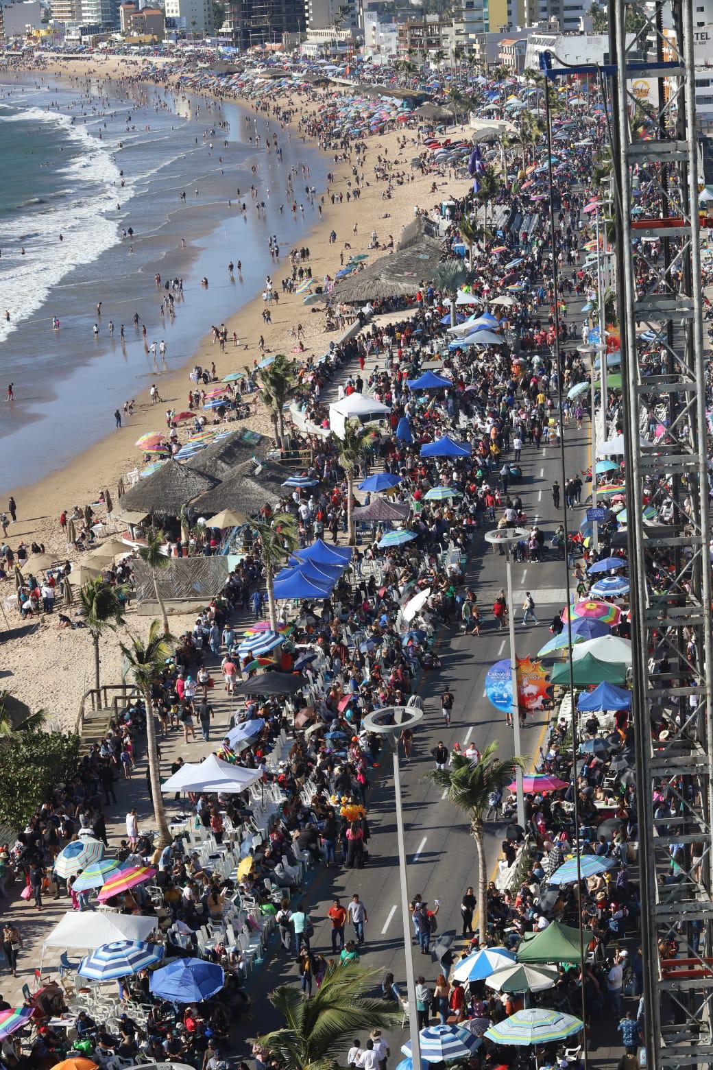 $!#Galería | Malecón de Mazatlán se muestra abarrotado y listo para que inicie la algarabía del desfile