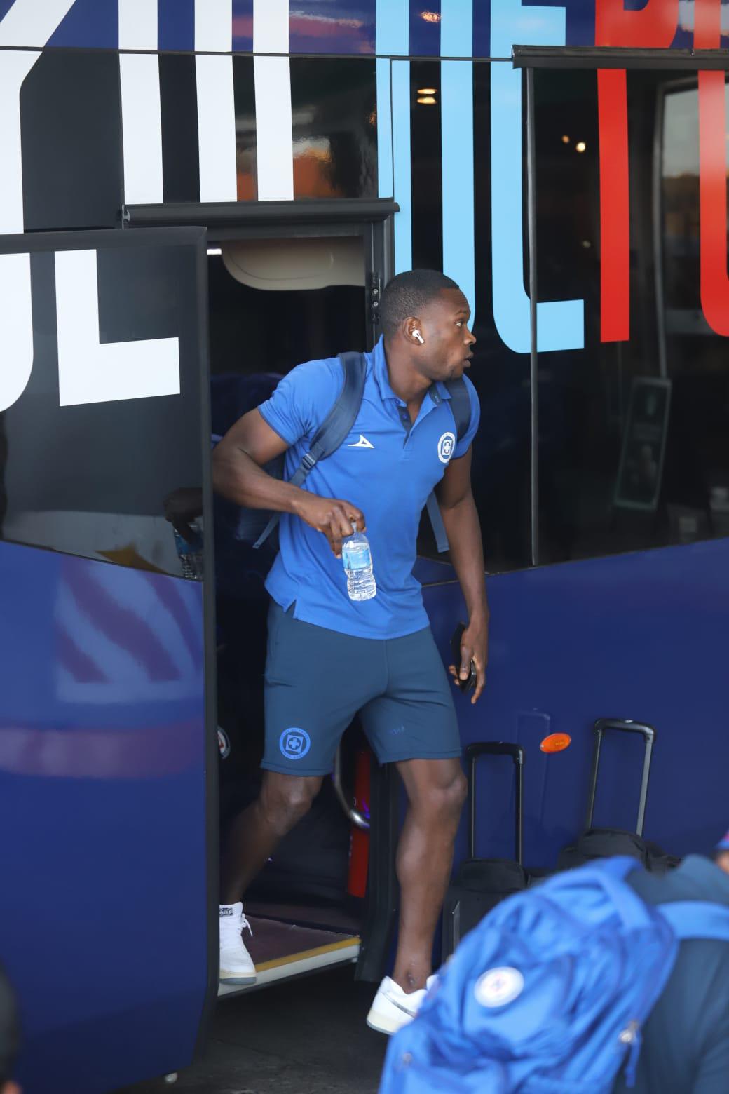 $!Pese a mal paso, Cruz Azul recibe apoyo de su afición al llegar a Mazatlán