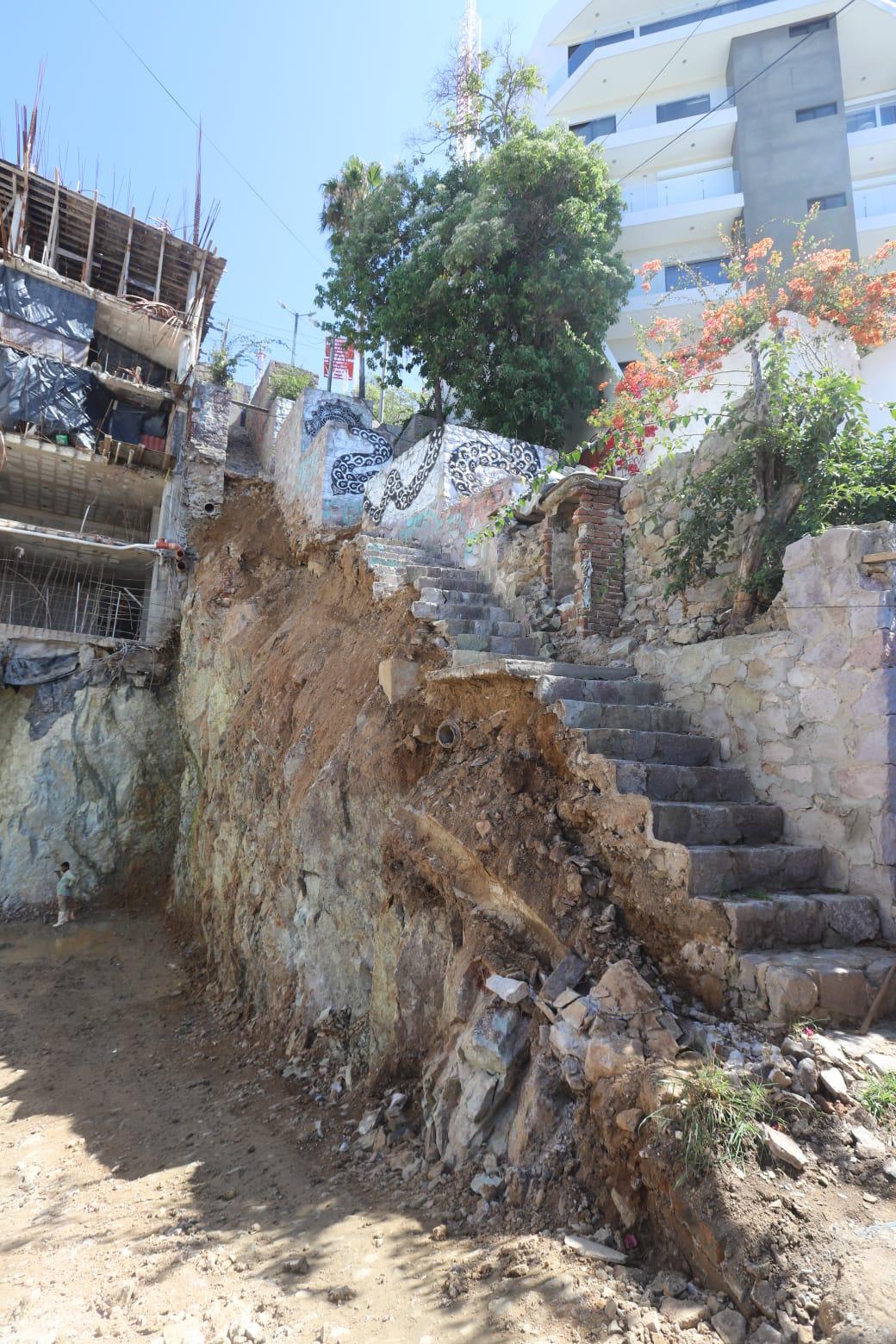 $!Colapsa escalera en Cerro de la Nevería por obra de torre de condominios