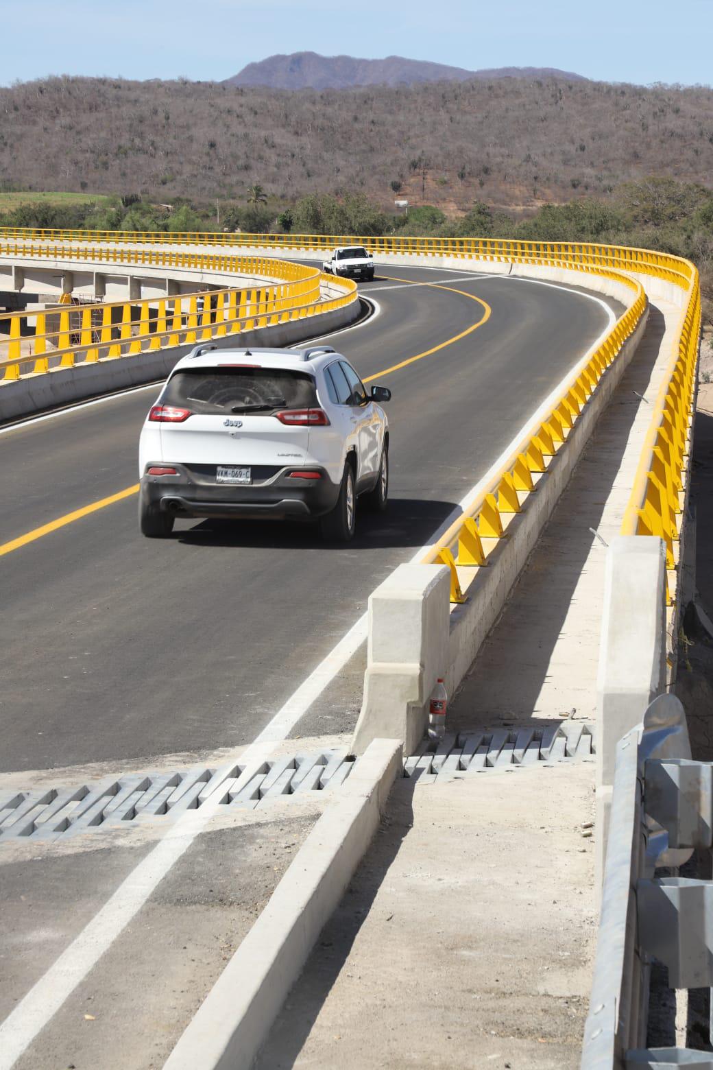 $!Aprovechan vehículos reapertura del puente de El Quelite