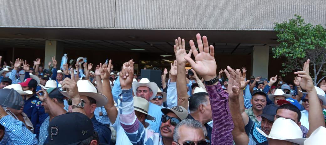 $!Maiceros toman Culiacán y paralizan el Aeropuerto