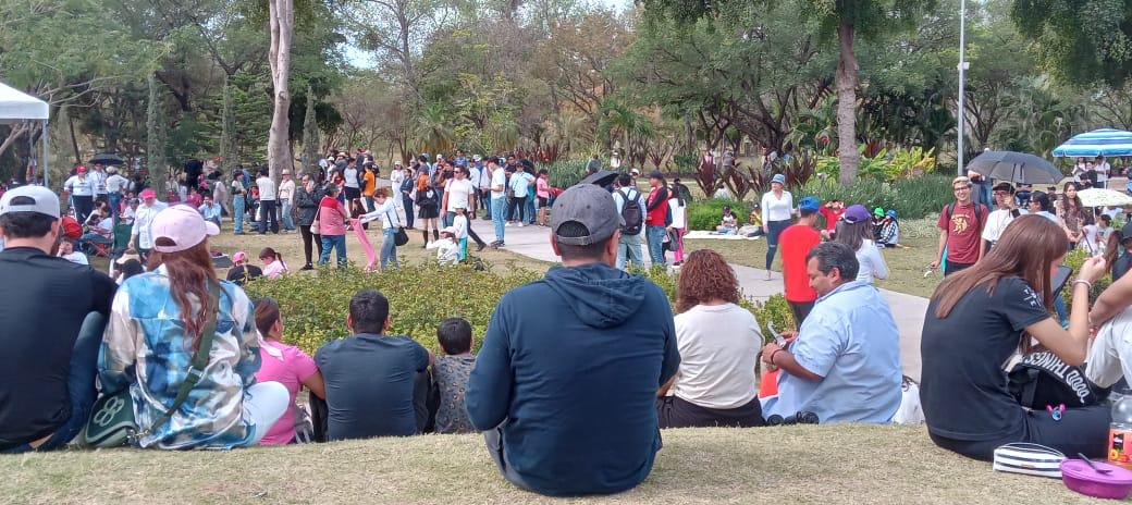 $!Amenizan con música la euforia previo al eclipse en el Centro de Ciencias de Culiacán