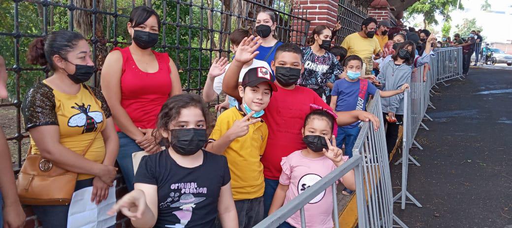 $!Sin filas, fluye la vacunación infantil contra Covid en el Polideportivo de la UAS, en Culiacán