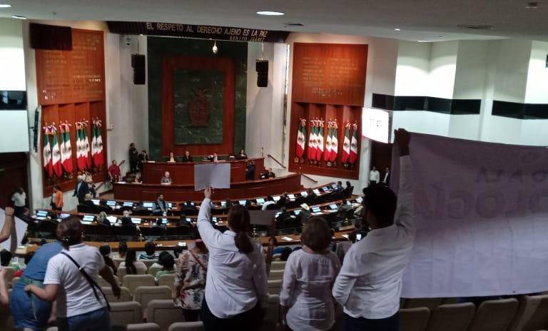 Vía Familia se manifiesta en el Congreso contra Nueva Escuela Mexicana