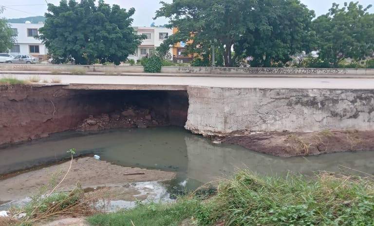 Colapsan tramos de la Avenida del Sol, calle Clouthier y sus alrededores, en Mazatlán