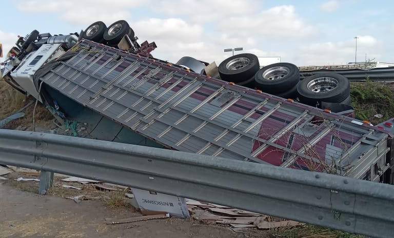 Se vuelca tráiler que transportaba pisos y sacos de cemento en Costa Rica, Culiacán