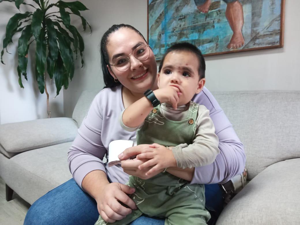 $!Recibe el pequeño Sebastián $5 mil como apoyo económico
