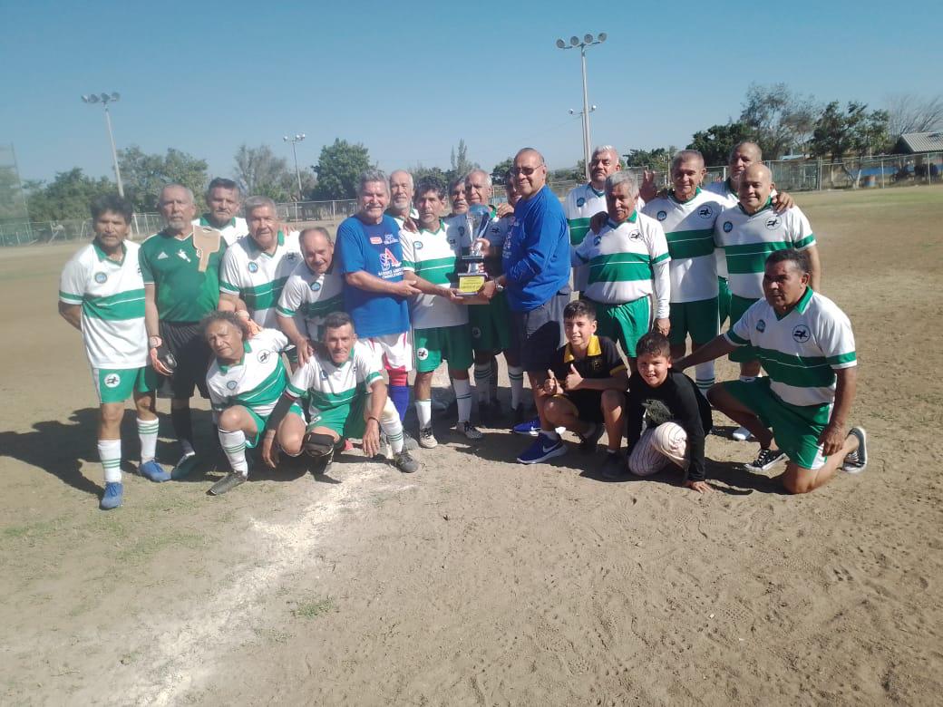 $!Brujildos levantan la Copa de Futbol 65 años, en el Muralla