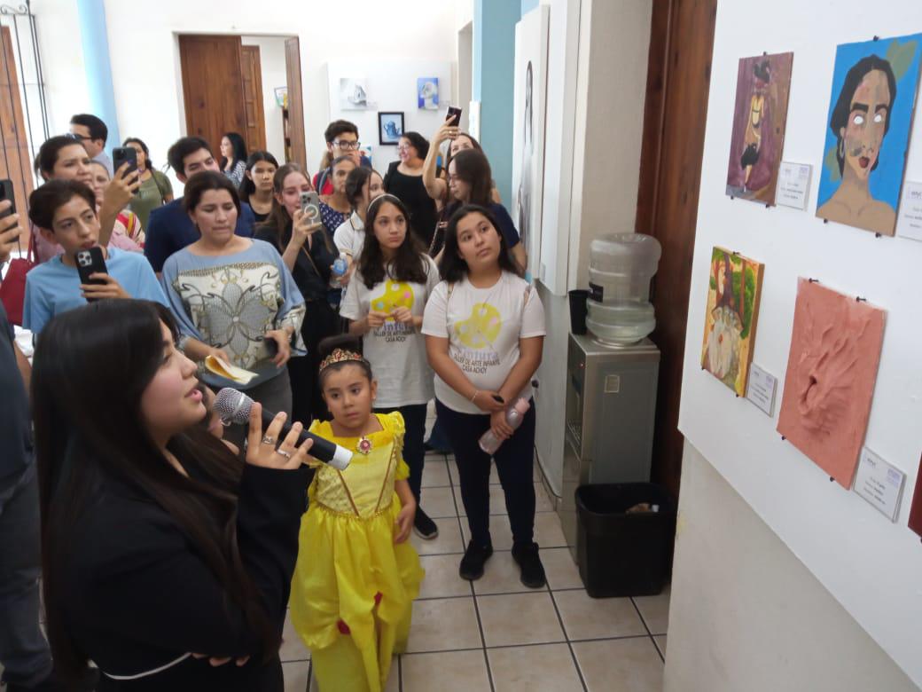 $!La joven artista durante el recorrido por la exposición.
