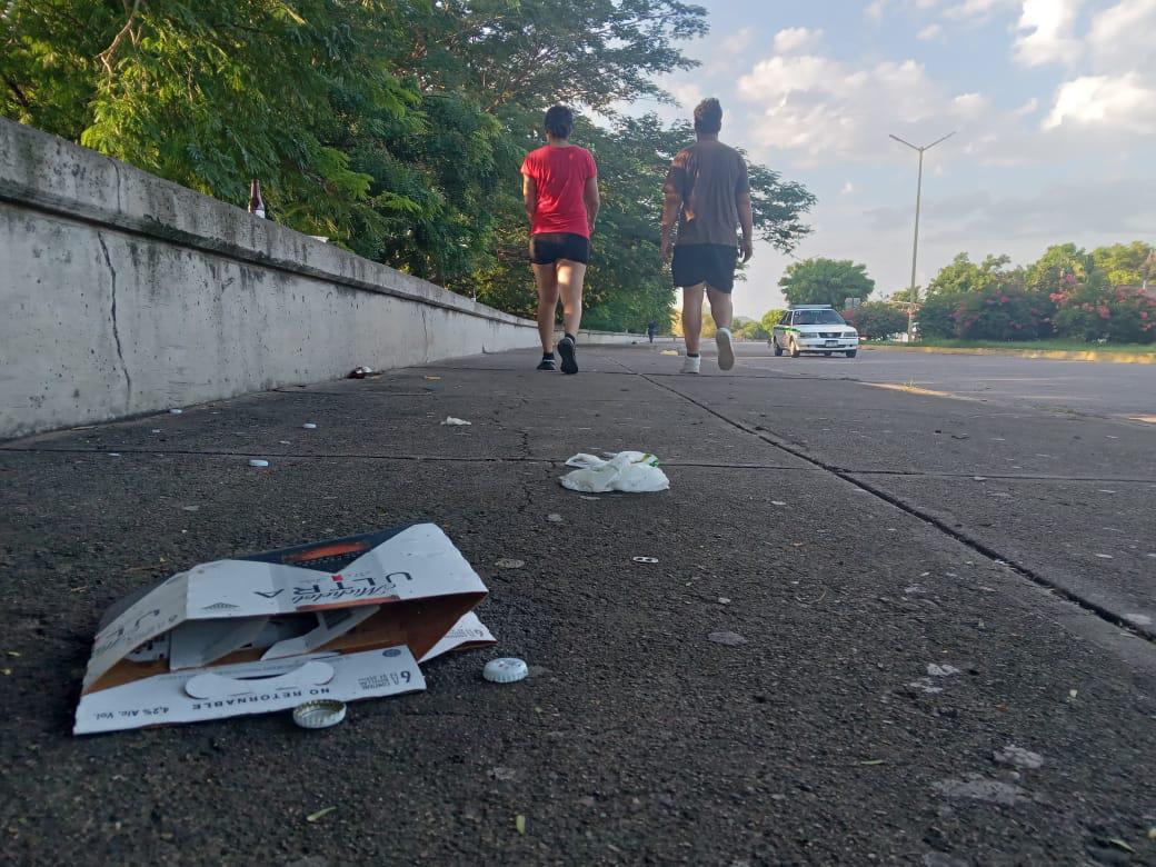 $!‘Es una cantina ambulante el malecón’, denuncian vecinos en Rosario