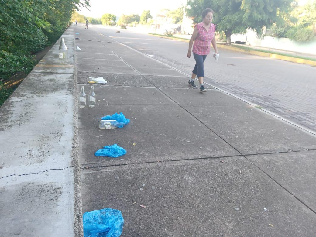 $!‘Es una cantina ambulante el malecón’, denuncian vecinos en Rosario