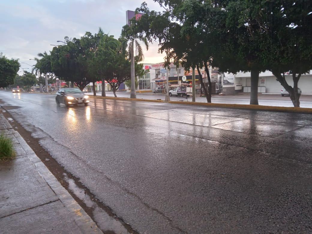 $!Remanentes del huracán Roslyn se dejan sentir con lluvia en Mazatlán