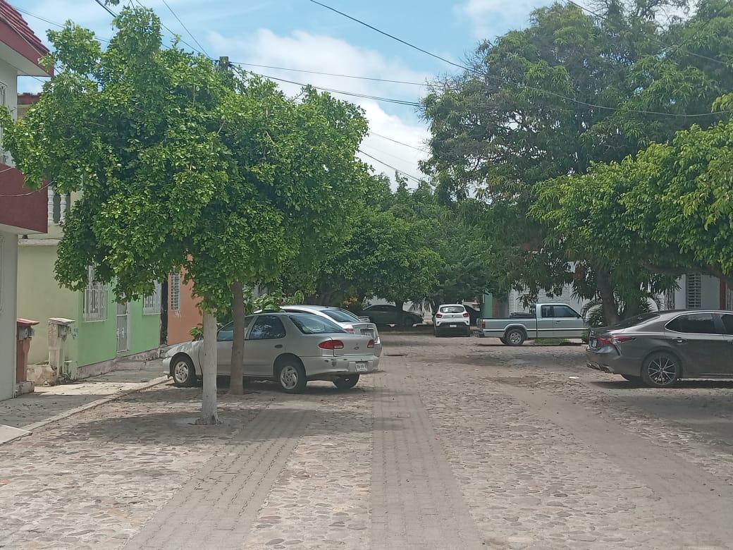 $!Sufren ahora 14 horas en medio del calor y sin energía eléctrica en el Infonavit Playas