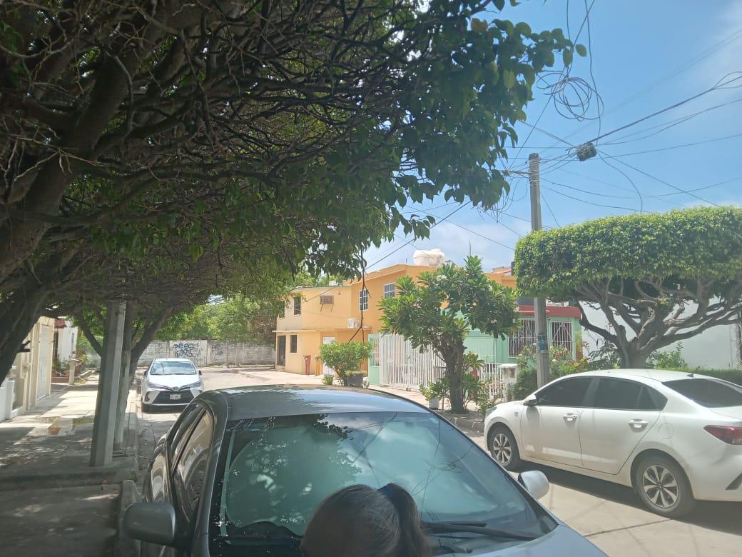 $!Sufren ahora 14 horas en medio del calor y sin energía eléctrica en el Infonavit Playas