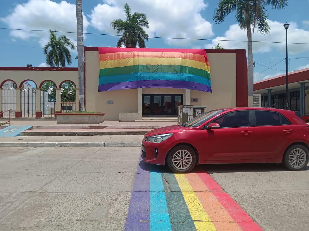 $!Visten con motivos de la comunidad LGBTQ+ Casa de la Cultura en Rosario