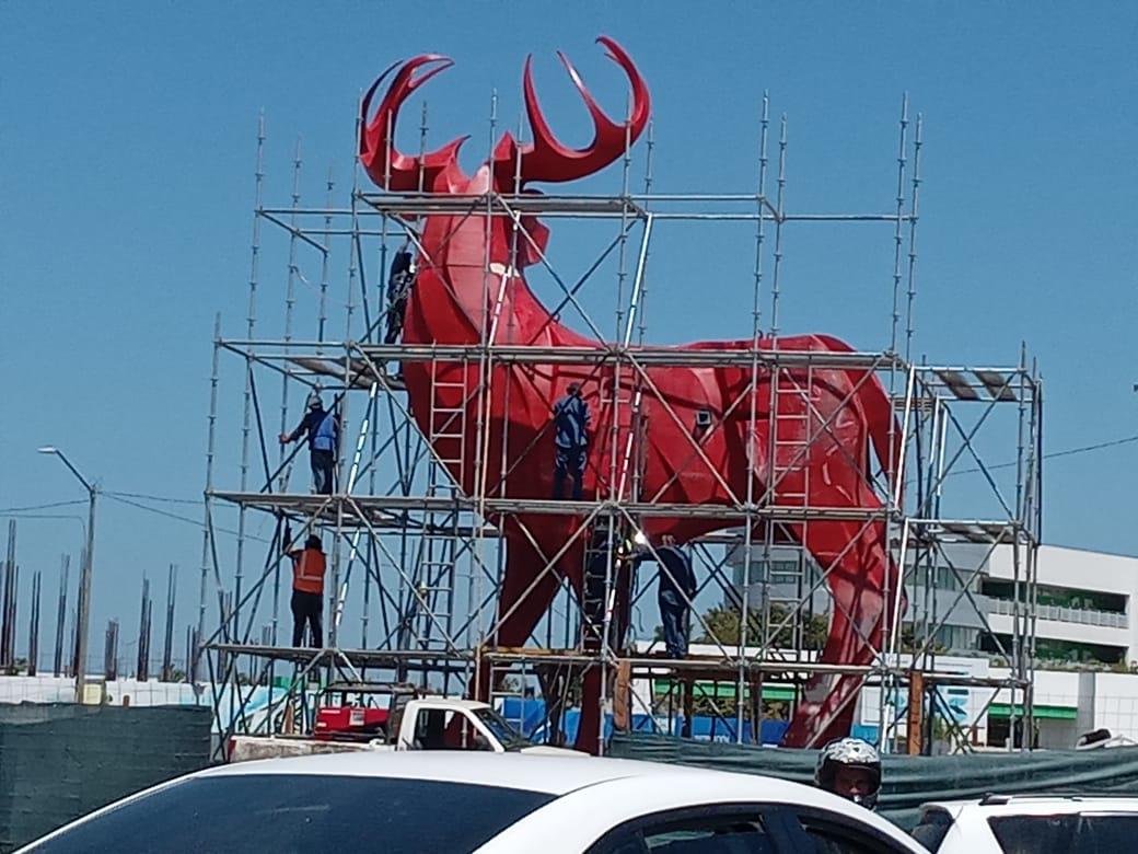 $!Continúa instalación de nuevo Monumento al Venado, en la Marina, en Mazatlán