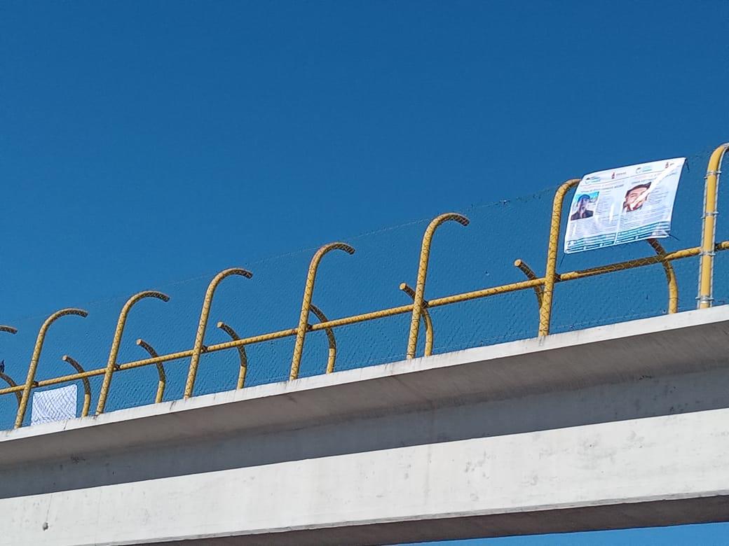 $!Colocan lonas en puentes de Rosario para encontrar a Kevin y Johan