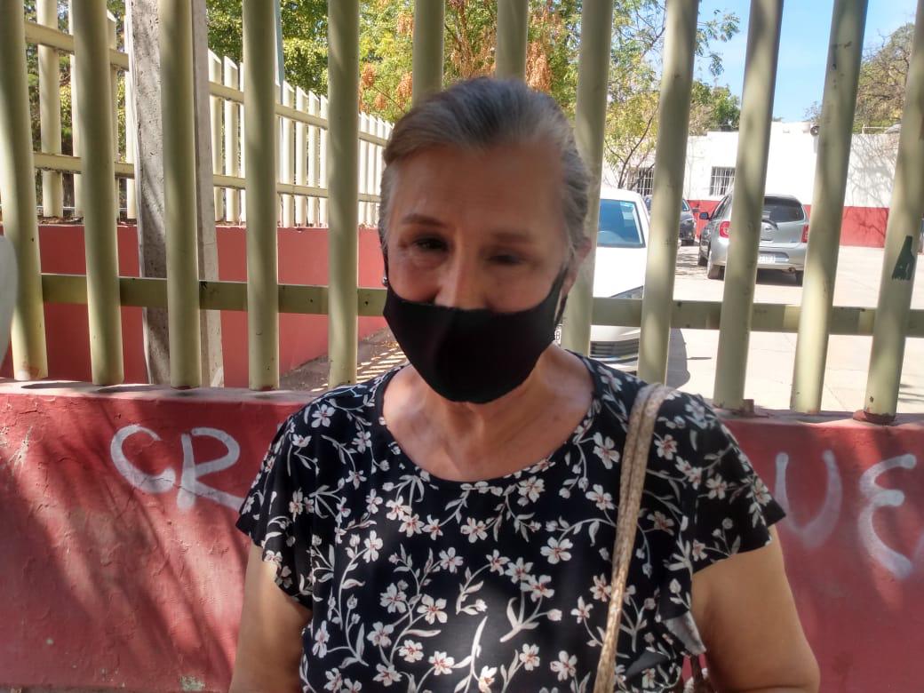 $!Alicia Gaxiola sale contenta tras aplicarse la vacuna.