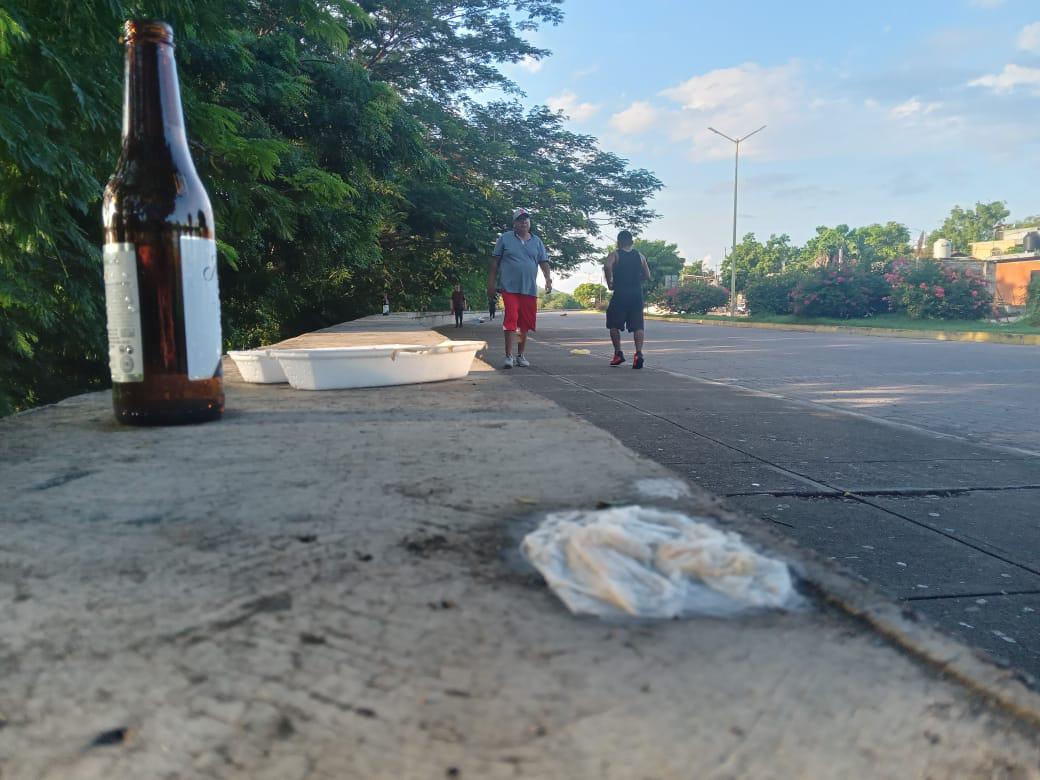 $!‘Es una cantina ambulante el malecón’, denuncian vecinos en Rosario