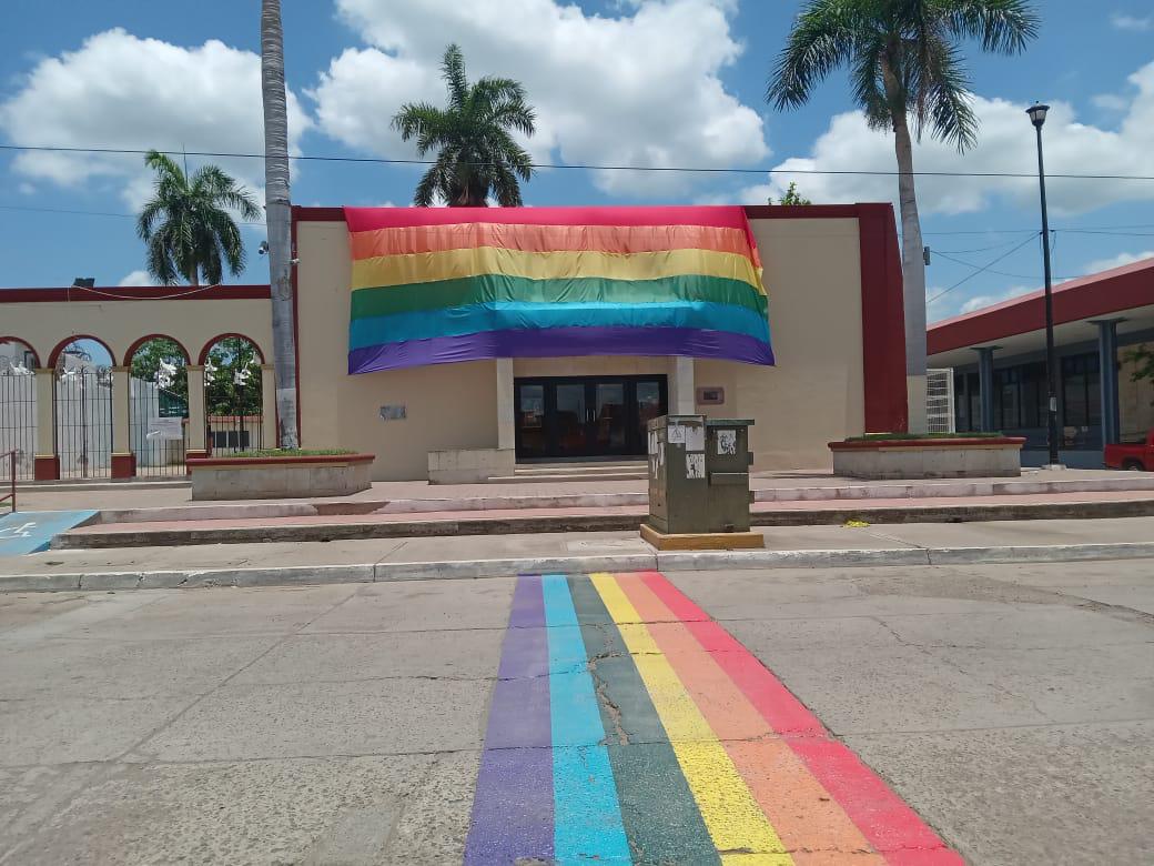 $!Visten con motivos de la comunidad LGBTQ+ Casa de la Cultura en Rosario