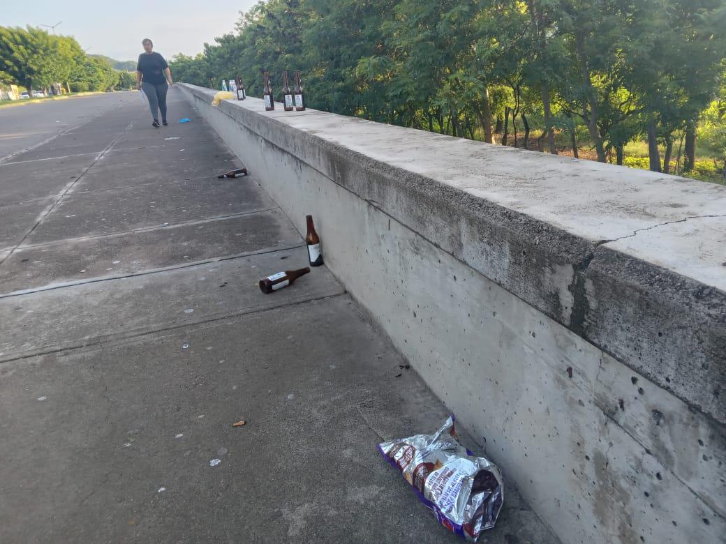 $!‘Es una cantina ambulante el malecón’, denuncian vecinos en Rosario