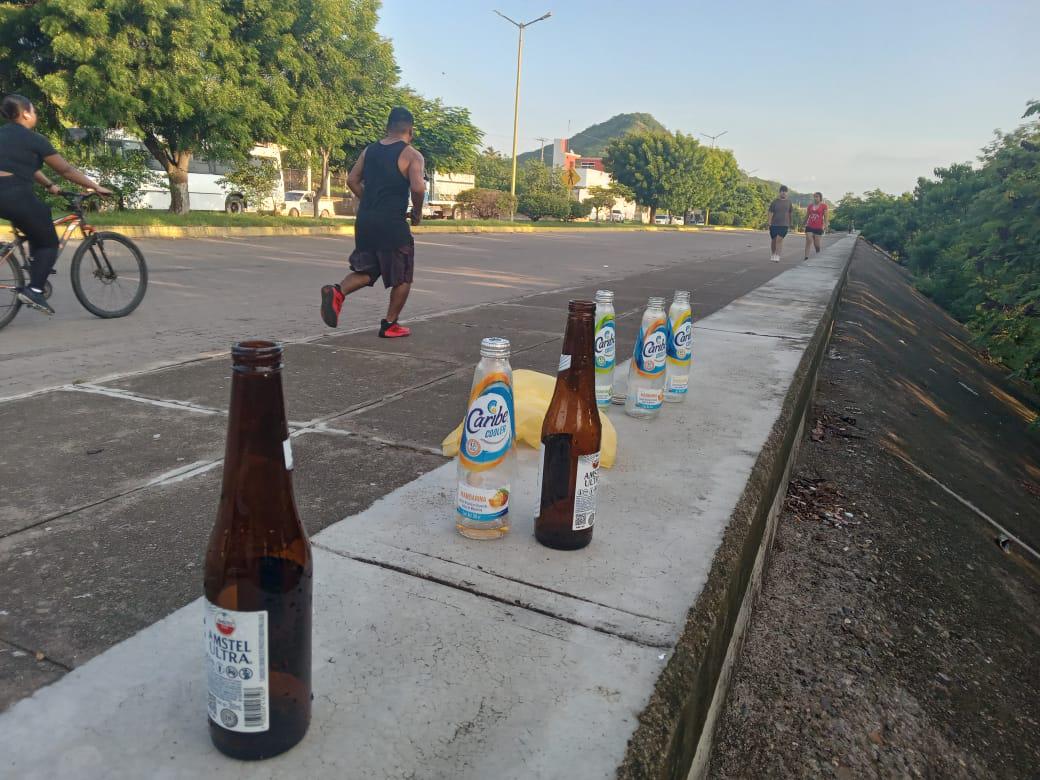 $!‘Es una cantina ambulante el malecón’, denuncian vecinos en Rosario