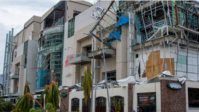 A lo largo de la zona turística de Acapulco, hoteles, restaurantes y establecimientos comerciales con los vidrios rotos, espectaculares y árboles tirados en el piso.