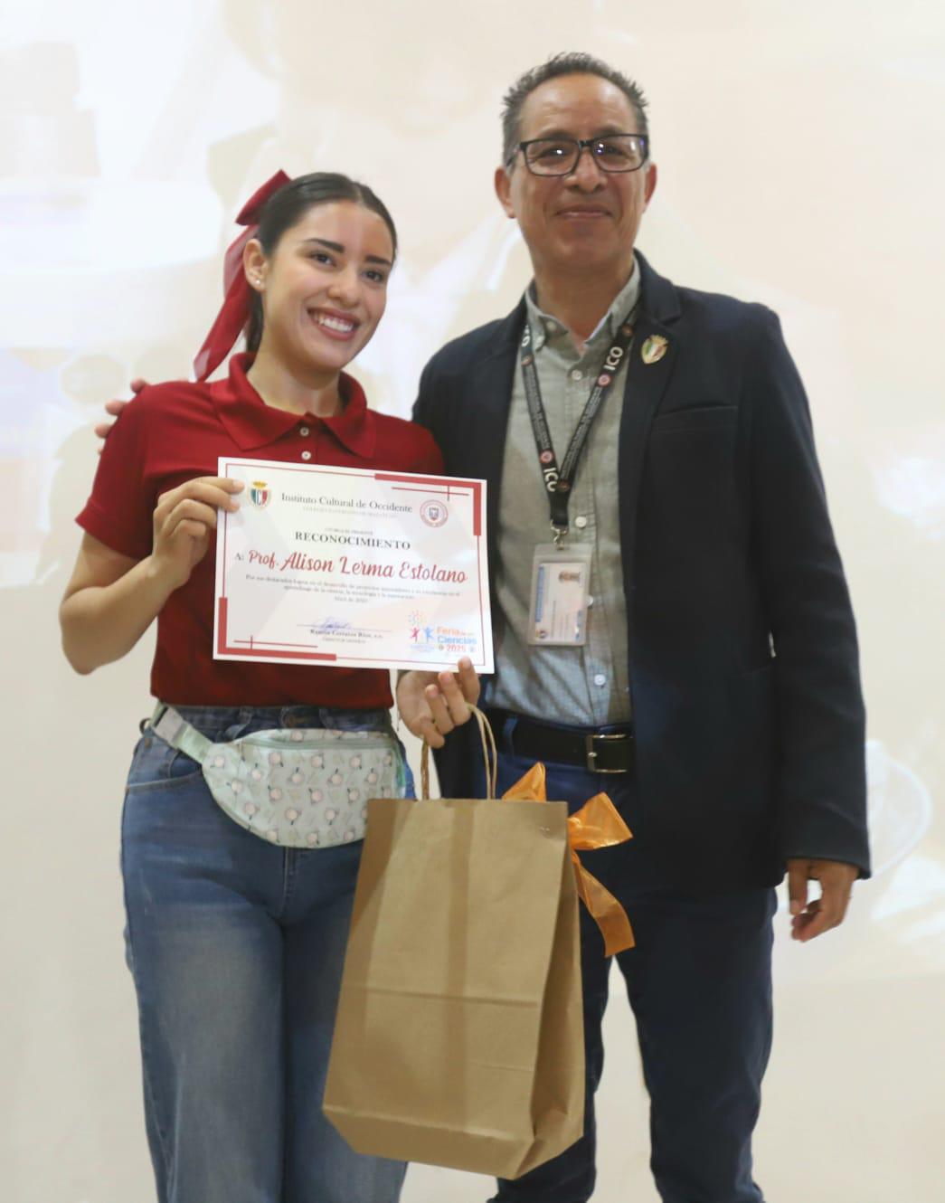 $!La profesora Allison Lerma recibe uno de los reconocimientos.