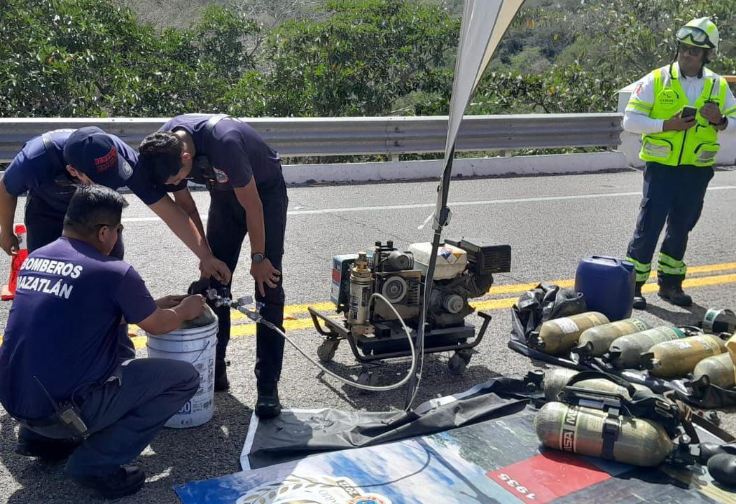 $!Continúa la circulación intermitente en la Durango-Mazatlán por volcadura de pipa