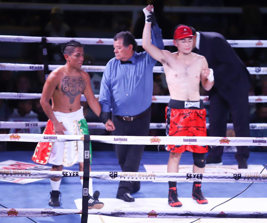$!Feroz triunfo de Juan Estrada en velada de box Sangre Nueva 2