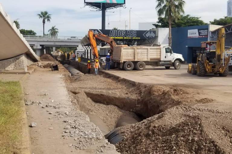 Se espera que en 8 días se abra al tránsito vehicular el tramo del Puente Negro en Culiacán