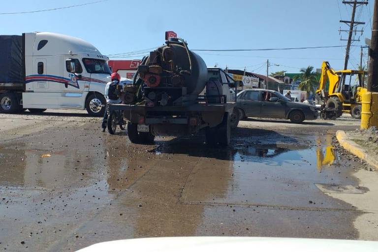 Continúan las obras en la Gabriel Leyva, de Mazatlán, entre tráfico y falta de agua en colonias