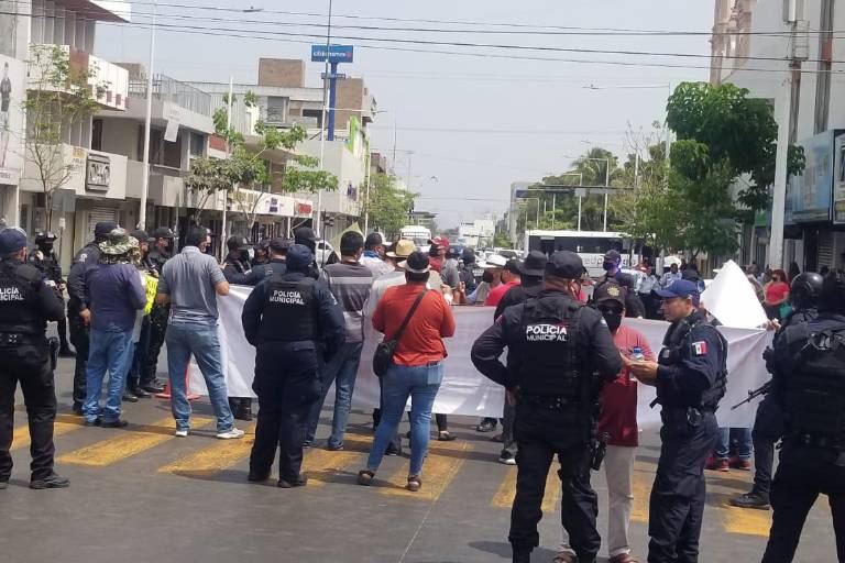 Elevan presión policías jubilados y bloquean céntrica avenida; culpan a Estrada Ferreiro